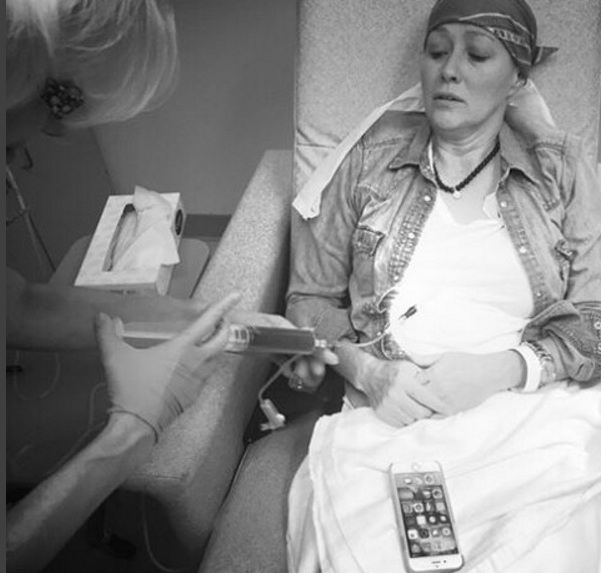 H «Μπρέντα» του «Μπέβερλι Χιλς» μοιράζεται την ωμή σκληρότητα της χημειοθεραπείας (Photos) - Media
