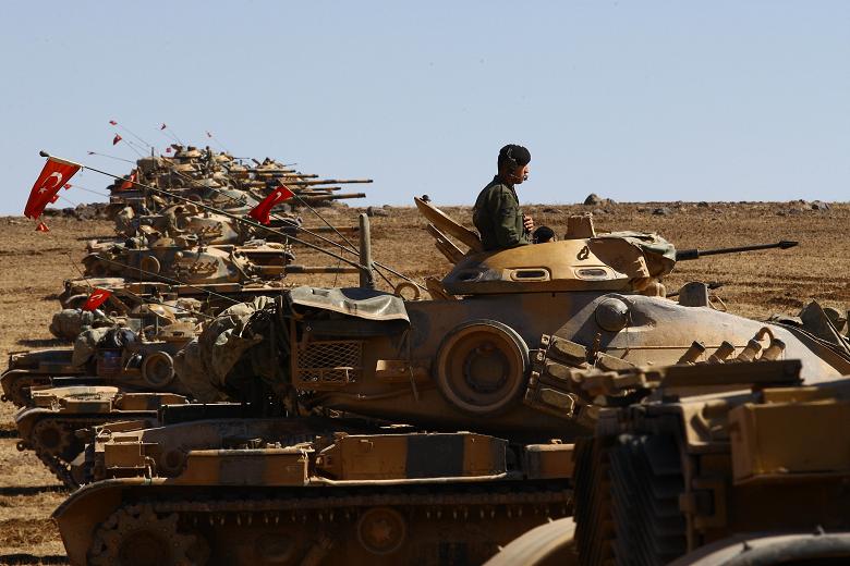 Στα σύνορα με τη Συρία άρματα μάχης του τουρκικού στρατού - Προετοιμασία χερσαίας επιχείρησης - Media