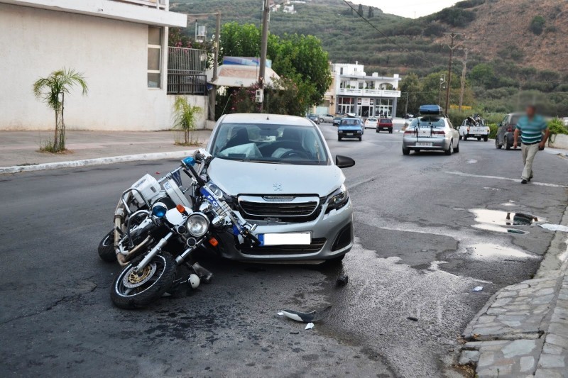 Αυτοκίνητο έπεσε πάνω σε μοτοσικλέτα της Τροχαίας στα Χανιά (Photo) - Media