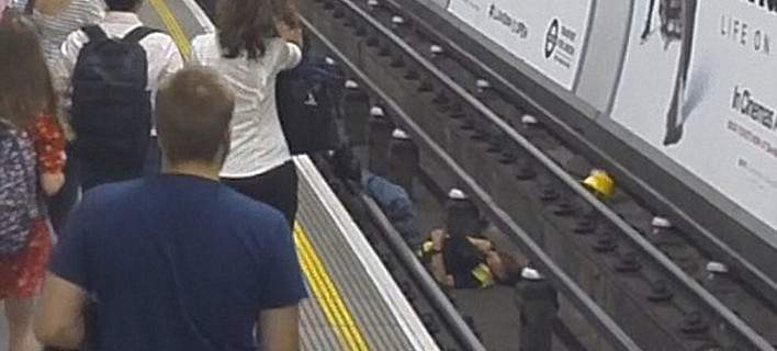 Βούτηξε στις γραμμές του μετρό για να σώσει επιβάτη που ζαλίστηκε κι έπεσε (Photos) - Media