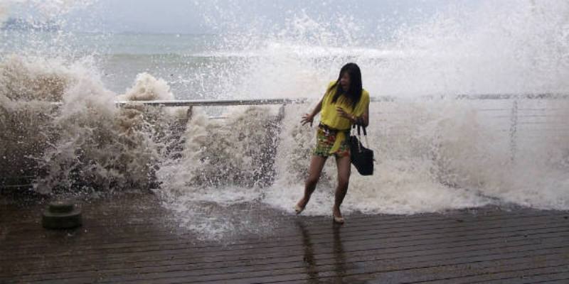 Κίνα: O τυφώνας Nida παρασέρνει τα πάντα στο πέρασμά του (Video)  - Media