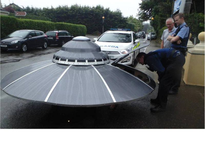 Αστυνομικοί κάνουν έλεγχο σε «UFO» στην Ιρλανδία (Video) - Media