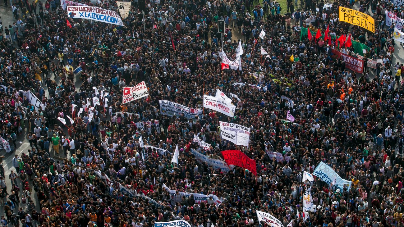 Του πέταξαν κινητό από την εξέδρα, το σήκωσε και απάντησε στην κλήση (Video) - Media