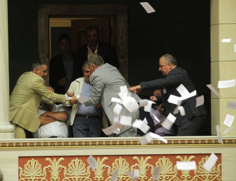 Επεισοδιακή συνεδρίαση στη Βουλή: Στελέχη της ΛΑΕ πέταξαν «τρικάκια» κατά των ιδιωτικοποιήσεων - Media