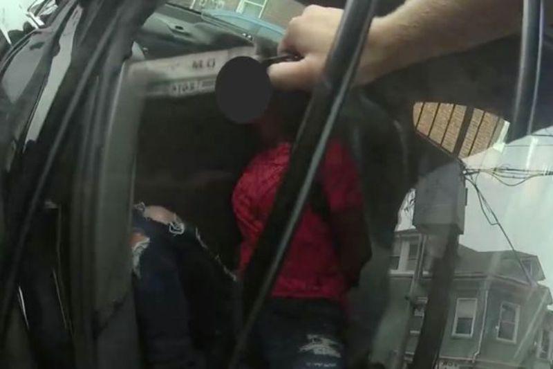 Σοκ στις ΗΠΑ: Αστυνομικοί χτύπησαν και ψέκασαν με σπρέϊ πιπεριού 15χρονη γιατί αρνήθηκε να πάει στο νοσοκομείο (Photos -Video) - Media