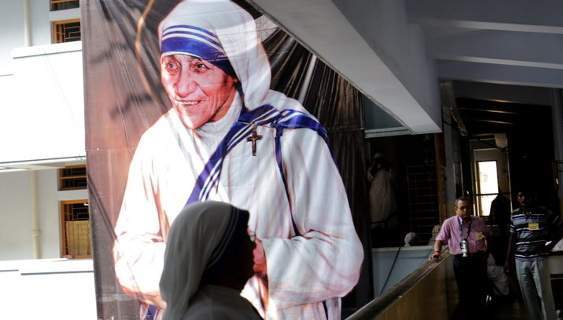 Αγία η μητέρα Τερέζα - 100.000 πιστοί και 13 αρχηγοί κρατών στην τελετή στο Βατικανό - Media
