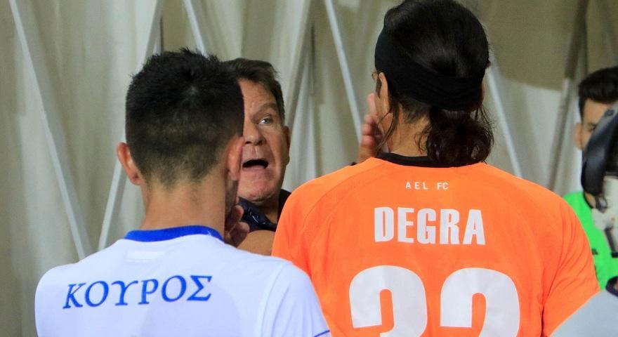 Έξαλλος ο Κούγιας, χαστούκισε τον Ντεγκρά για το λάθος του - Ανταπέδωσε ο γκολκίπερ της Λάρισας (Photos) - Media