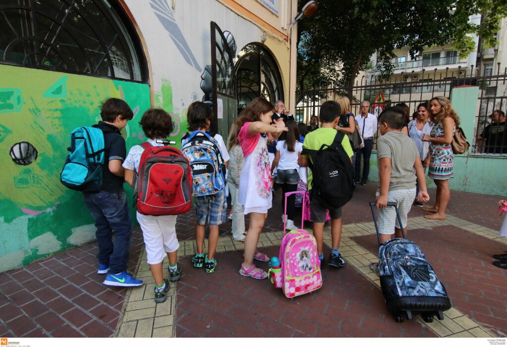 «Πρώτο κουδούνι» με πολλές αλλαγές - Ικανοποίηση υπουργείου για «βιβλία και καθηγητές στη θέση τους από την πρώτη μέρα» - Media