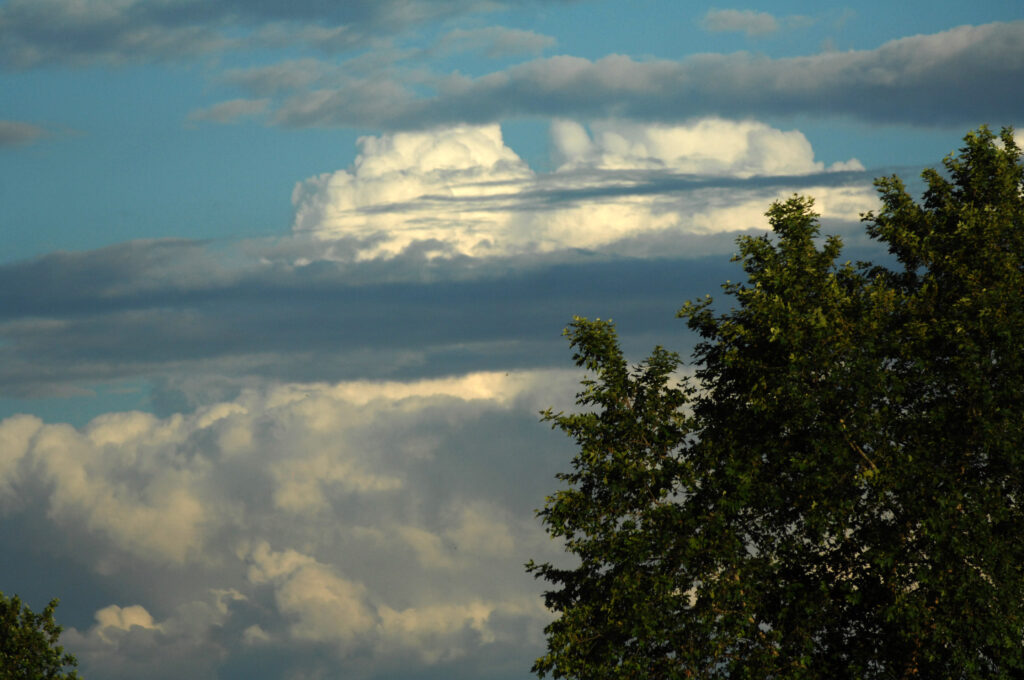 Φθινοπωρινός καιρός με αυξημένες νεφώσεις - Έως τους 27 βαθμούς η θερμοκρασία - Media