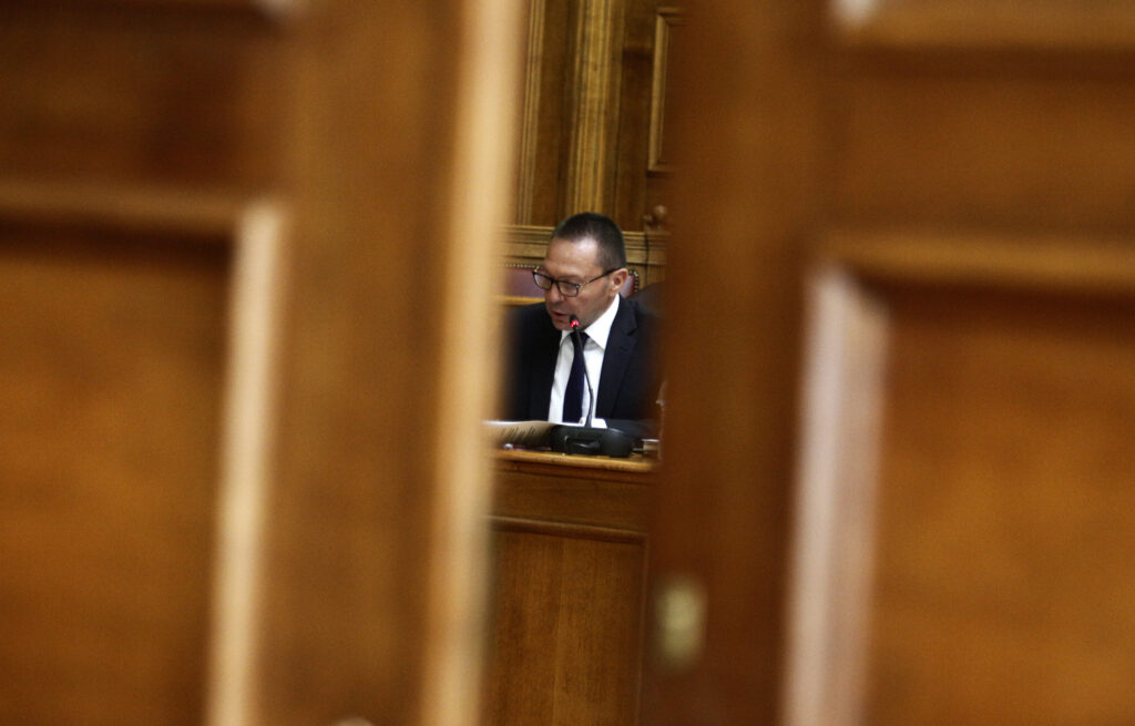 Μετωπική σύγκρουση κυβέρνησης- Στουρνάρα - Media