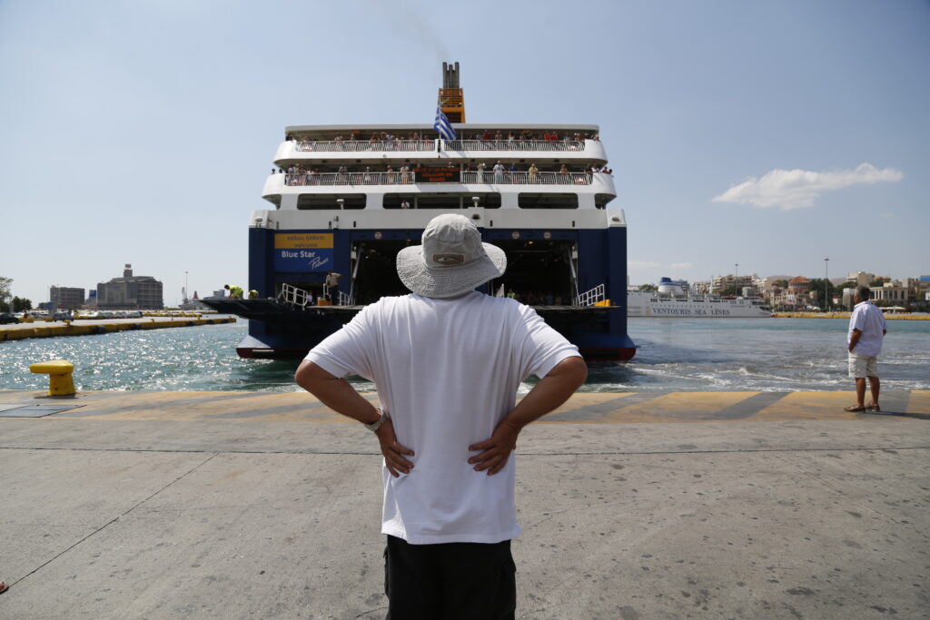 Όλο και λιγότεροι Έλληνες πάνε διακοπές και για όλο και λιγότερες ημέρες - Media