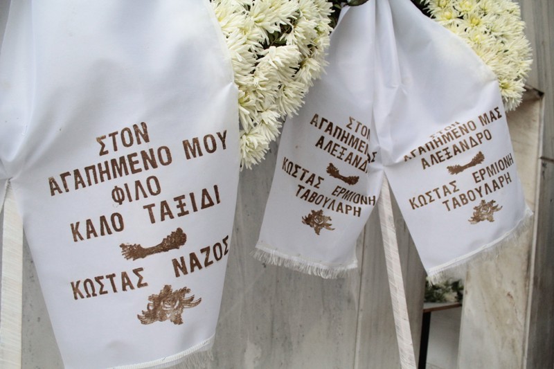 Το τελευταίο αντίο είπαν φίλοι και συγγενείς στον Αλέξανδρο Βέλιο (Photos) - Media