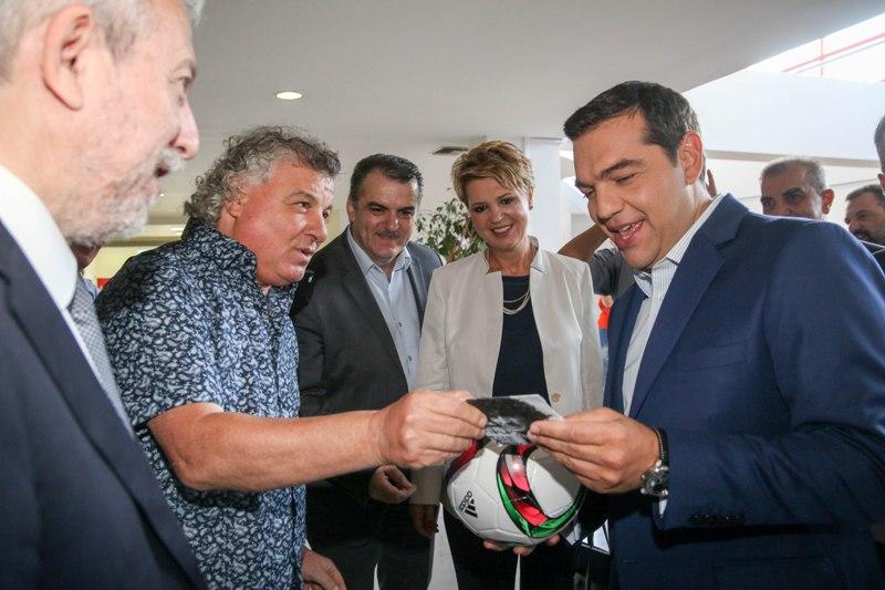 Το δώρο του Χατζηπαναγή στον Τσίπρα (Photos) - Media