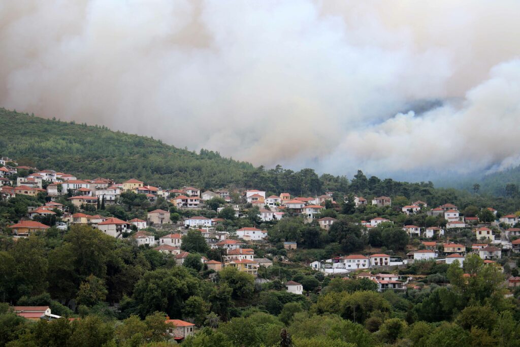 Στη Θάσο ο πρωθυπουργός για ενημέρωση για την μεγάλη πυρκαγιά - Media