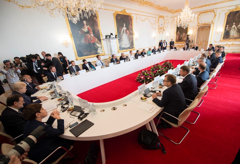 Σύνοδος Κορυφής: Οι Ευρωπαίοι ηγέτες κατέληξαν σε «οδικό χάρτη» για να επιστρέψει η εμπιστοσύνη στην ΕΕ - Media