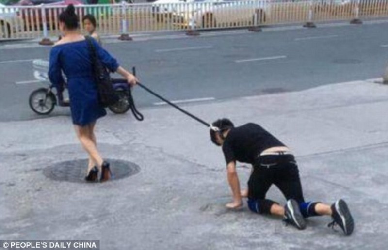 Έβγαλε για βόλτα τον σύντροφό της με… λουρί σκύλου (Photos) - Media