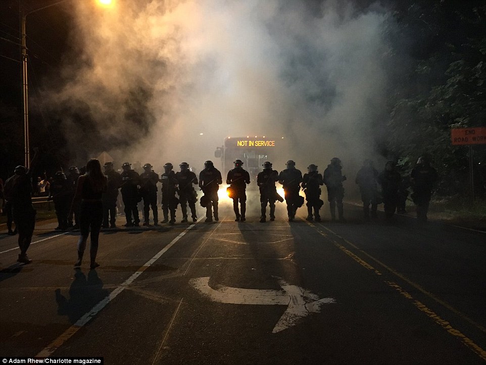 ΗΠΑ: Αστυνομικοί σκοτώνουν ανάπηρο μαύρο άνδρα επειδή… διάβαζε ένα βιβλίο - Επεισόδια και συλλήψεις στις διαδηλώσεις (Photos) - Media