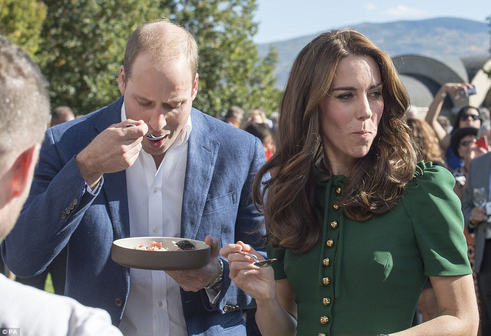 Θαλασσινό «φαλλό» δοκίμασαν ο πρίγκιπας Γουίλιαμ και η Κέιτ Μίντλετον - Δείτε τι σχολίασαν (Photos) - Media