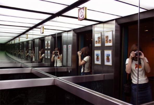 Οι δυο λόγοι που τα ασανσέρ έχουν καθρέφτες - Media