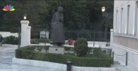 Από την πίσω πόρτα της Bουλής έφυγε ο Πολάκης (Video) - Media