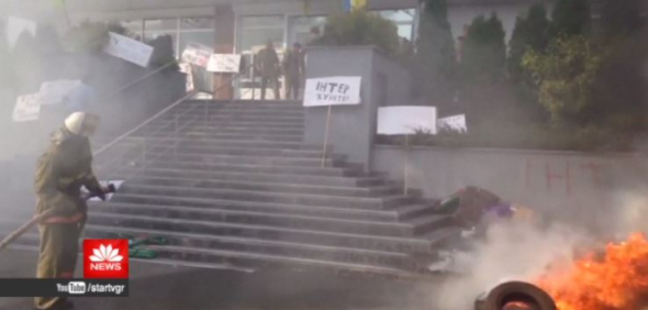 Ουκρανοί διαδηλωτές έβαλαν φωτιά σε «φιλορωσικό» τηλεοπτικό σταθμό (Video) - Media