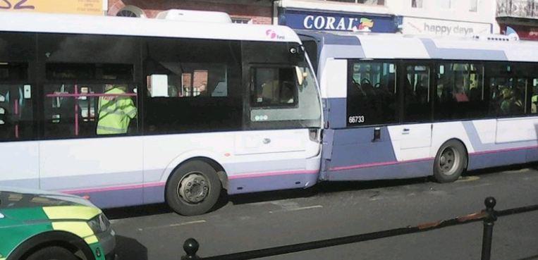 Σύγκρουση λεωφορείων στην Αγγλία - Αναφορές για τραυματίες (Photo) - Media