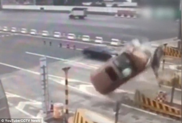 Απίστευτη σκηνή: Αυτοκίνητο τρακάρει σε διόδια και κάνει «στροφή» 360 μοιρών στον αέρα! (Video) - Media