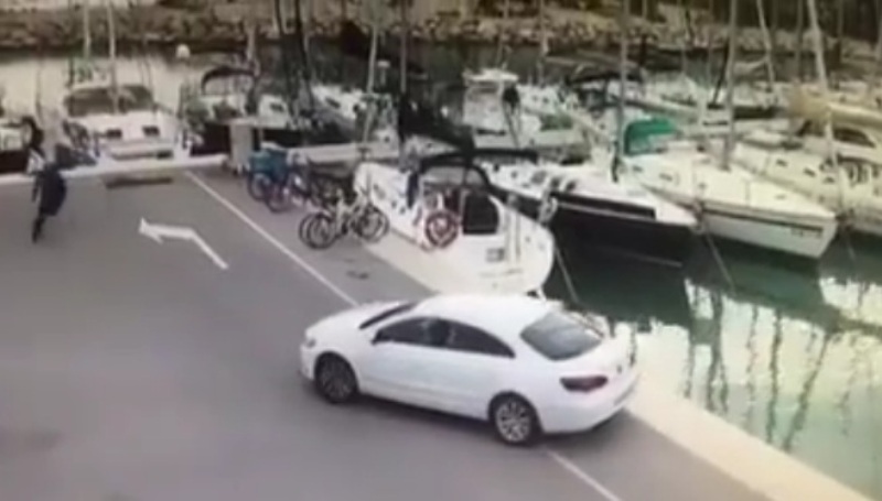 Ξέχασε να τραβήξει χειρόφρενο σε λιμάνι - Το αυτοκίνητο έγινε «βάρκα» (Video) - Media