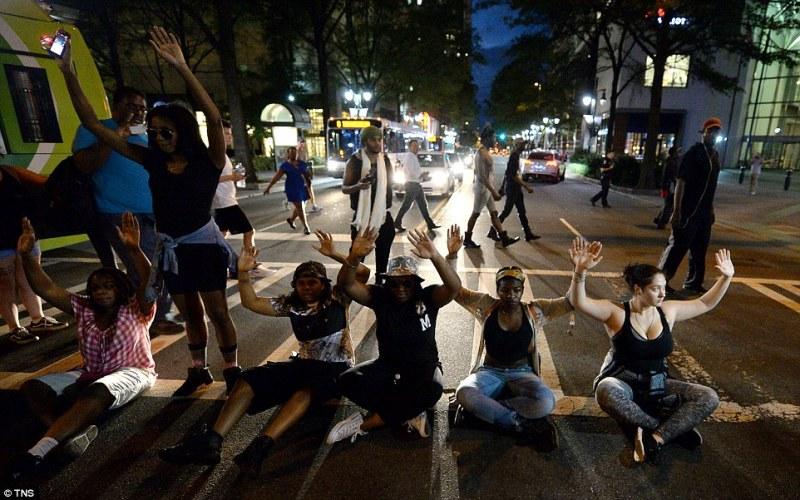 Χάος στους δρόμους της Β.Καρολίνας μετά τη δολοφονία Αφροαμερικανού - Ο στρατός κατεβαίνει στο δρόμο (Photos - Video) - Media