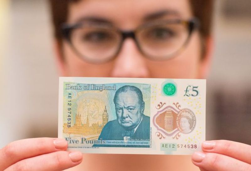 Κυκλοφόρησε το πρώτο πλαστικό χαρτονόμισμα στη Βρετανία - Δεν σχίζεται και μπορεί να πλυθεί (Photos - Video) - Media