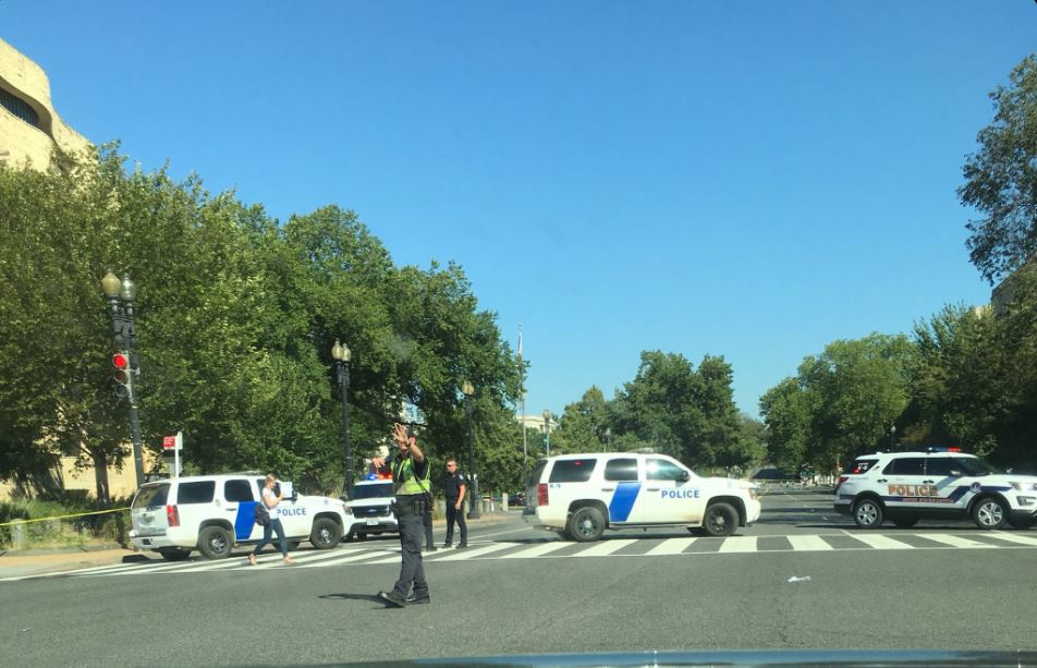 Έλεγχος σε ύποπτο όχημα κοντά στο Καπιτώλιο - Media