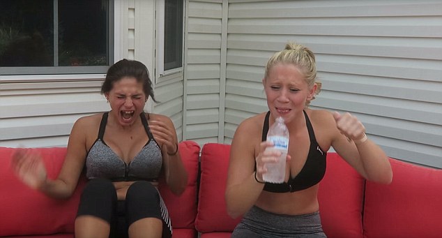 Δείτε τι έπαθαν δύο κορίτσια που δοκίμασαν το πιο καυτό τσίλι του κόσμου (Video) - Media