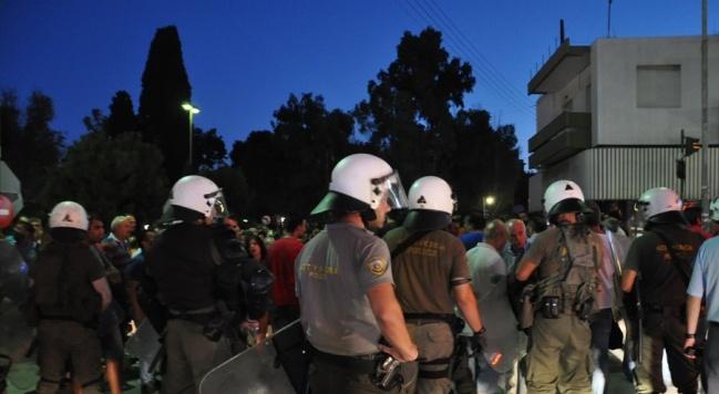 Άγρια επεισόδια σε διαδήλωση για το προσφυγικό στη Χίο (Photos - Video) - Media
