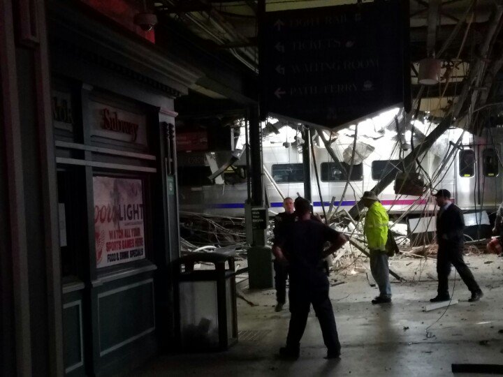 Τρένο έπεσε στην αποβάθρα σταθμού του Νιου Τζέρσεϊ - Ένας νεκρός και 108 τραυματίες (Photos+Video) - Media