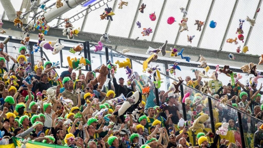 Απίστευτο! Οπαδοί αντί για κέρματα και φωτοβολίδες πέταξαν… λούτρινα αρκουδάκια (Video) - Media