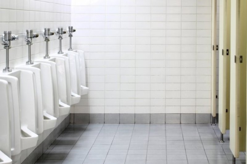 Ποιος είναι ο πιο υγιεινός τρόπος για να χρησιμοποιήσετε τις δημόσιες τουαλέτες (Video) - Media