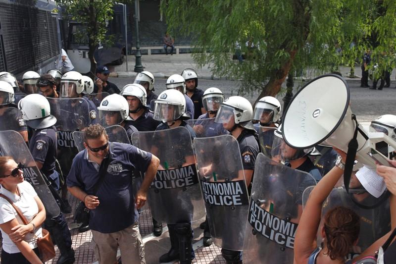 Έξω από το Μαξίμου οι εργαζόμενοι του Athens Ledra (Photos) - Media