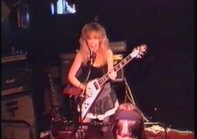 Αυτή είναι η Βρετανίδα που εκπαιδεύει μαχήτριες του ISIS - Media