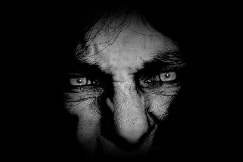 Κυνηγός φαντασμάτων δέχτηκε σεξουαλική επίθεση σε νεκροταφείο - Κανείς δεν ξέρει εάν δράστης είναι το φάντασμα - Media