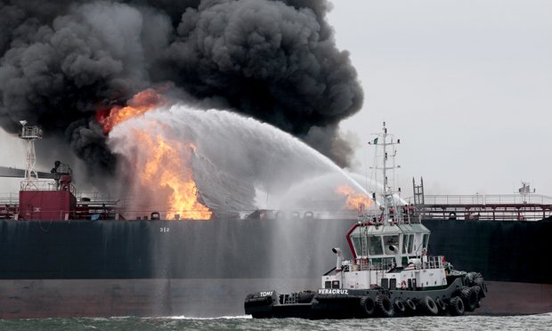 Στις φλόγες δεξαμενόπλοιο με 150.000 βαρέλια καυσίμων - Media