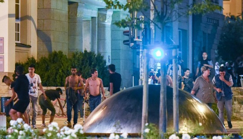 Χάνεται ο έλεγχος: Άγριες συγκρούσεις νεοναζί και προσφύγων σε πόλη της Γερμανίας (Video) - Media