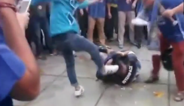 Απίστευτες εικόνες βαρβαρότητας - Άγριο ξύλο σε ανυπεράσπιστο οπαδό (Video) - Media