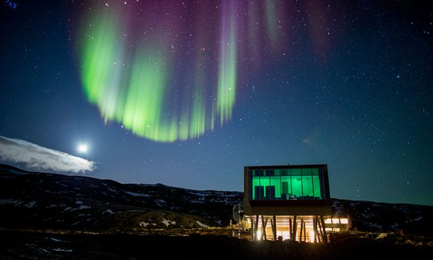 Μαγικές εικόνες στην Ισλανδία: Κλείνουν τα φώτα της πόλης για να θαυμάσουν το Βόρειο Σέλας (Photos) - Media