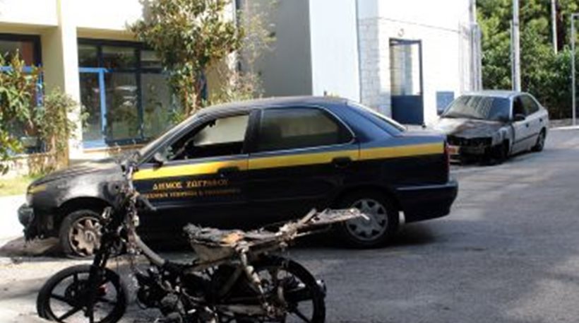 Καταδρομική επίθεση στο δημοτικό πάρκινγκ Ζωγράφου - Πυρπόλησαν τρία αυτοκίνητα κι ένα μηχανάκι - Media