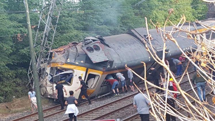 Εκτροχιασμός τρένου στην Ισπανία - Αναφορές για  τέσσερις νεκρούς και 50 τραυματίες (Photos) - Media