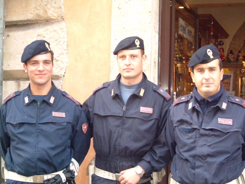 Πέρα από τον Ιαβέρη: Αστυνομικοί πιάνουν γυναίκα να κλέβει φαγητό, την κερνούν γεύμα - Media