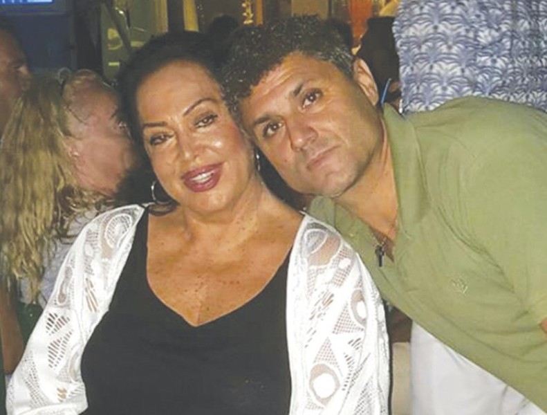 Στη Σύμη για διακοπές η «Σουλτάνα του τουρκικού σινεμά» – Είχε σαγηνέψει τον Στ. Καζαντζίδη - Media
