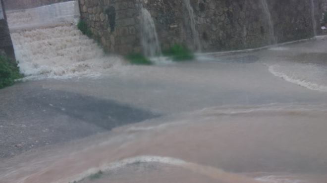 Ορμητικός χείμαρρος στην Κεφαλονιά λόγω της ισχυρής νεροποντής (Video) - Media