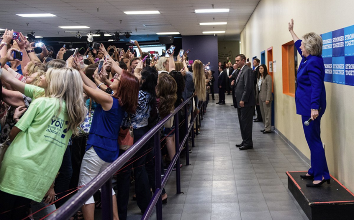 Η γενιά της selfie γυρίζει την… πλάτη στην Κλίντον - Media
