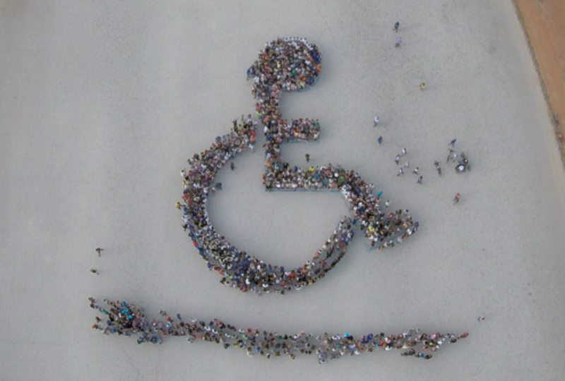 Κομοτηνή: Σχημάτισαν ένα τεράστιο αναπηρικό αμαξίδιο από σώματα χιλίων ανθρώπων για καλό σκοπό (Photos) - Media